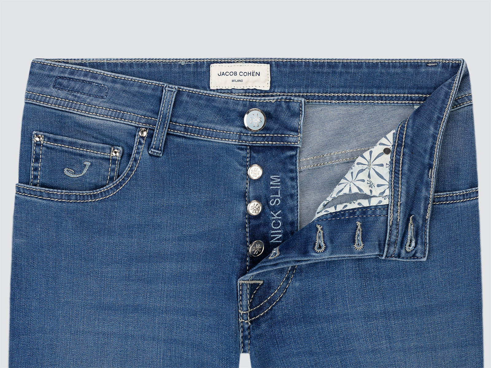 Nick-Slim Jeans aus mittelblauem Stretch-Denim