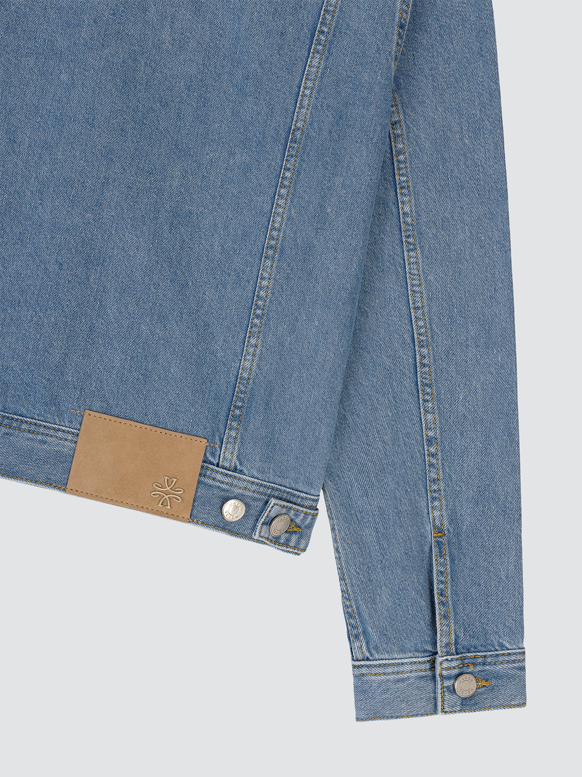 Chaqueta camionero en denim azul claro