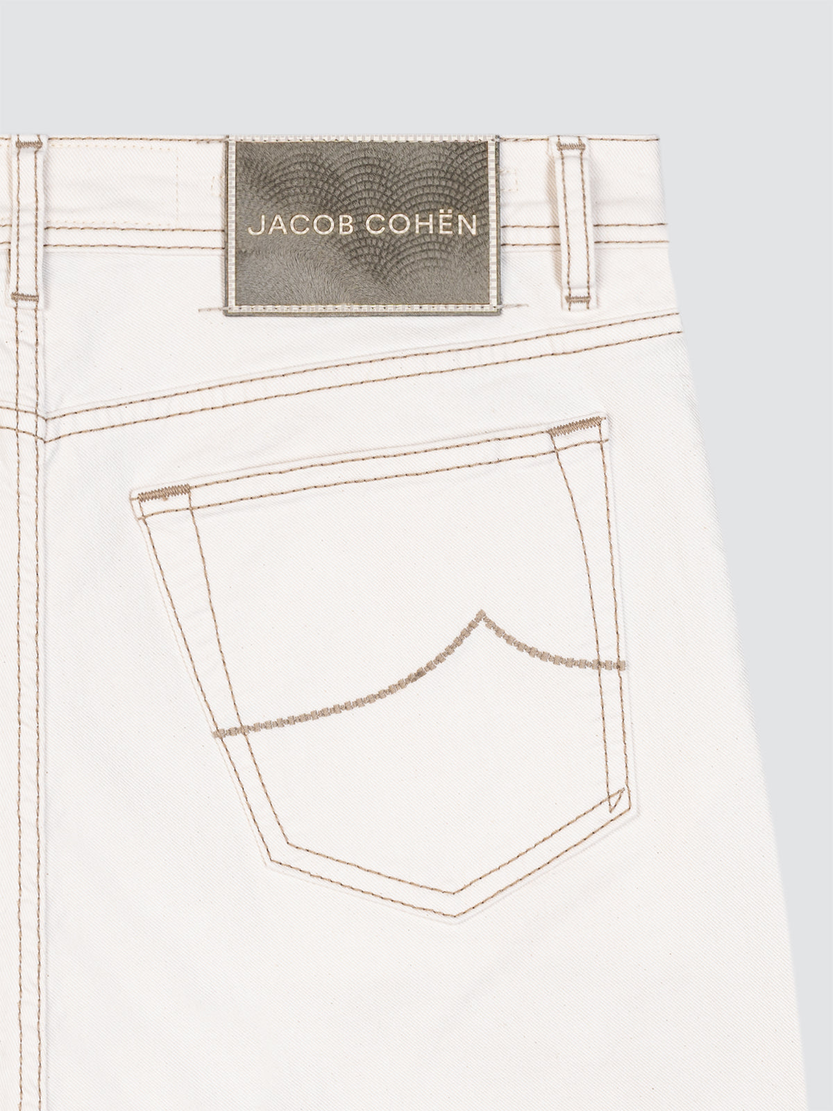 Bard Regular-Slim Jeans in White Stretch Cotton Drill with brown stitches and patch