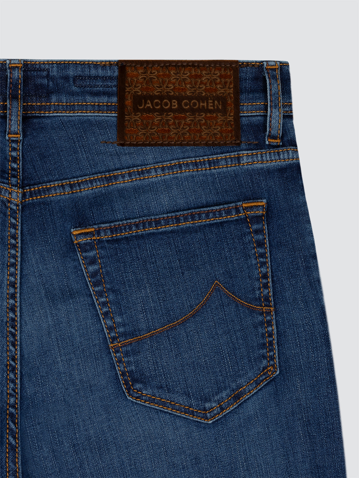 Jeans Jacob Cohen model bard bleu avec patch mason et boutons or