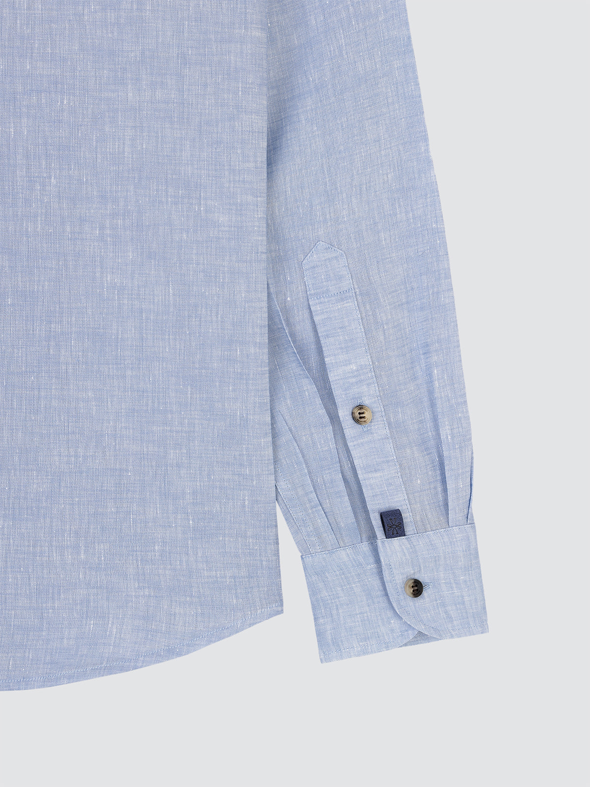 Hellblaues Leinenhemd